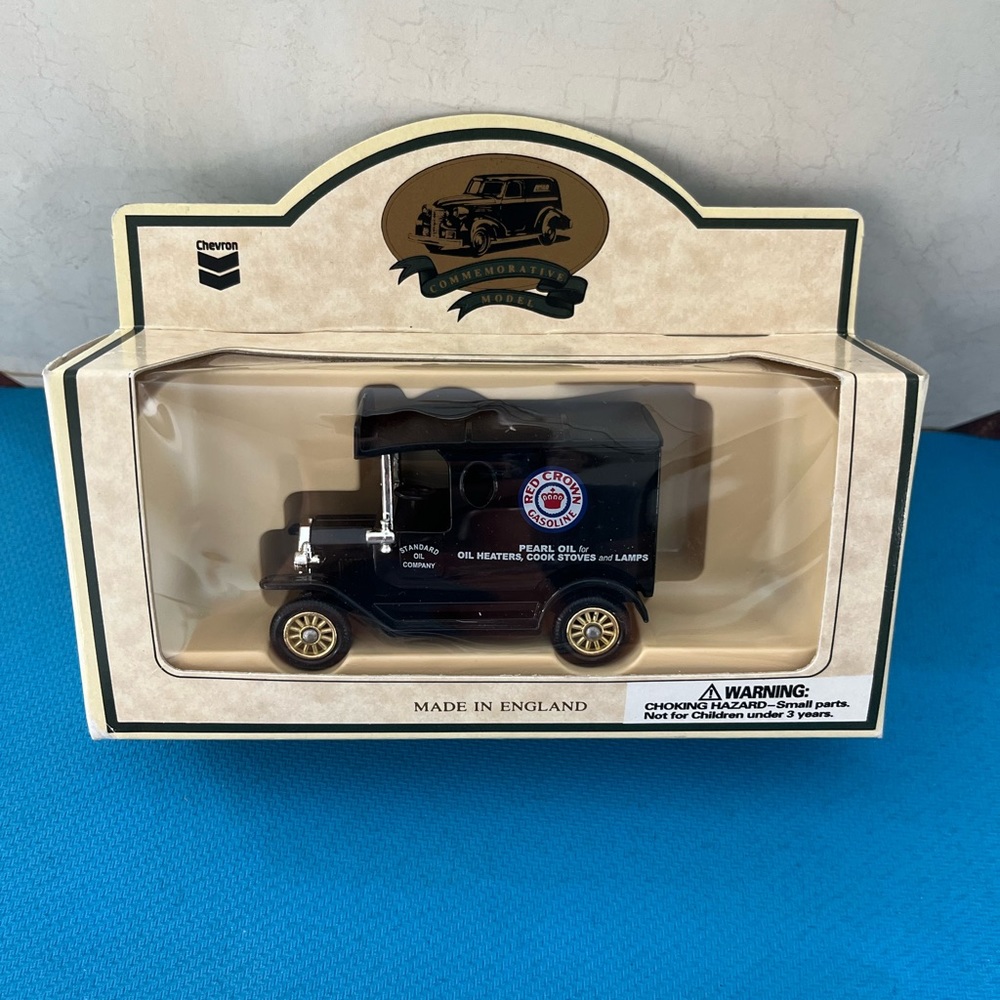 Chevron Commemorative Model 1927 Red Crown Pearl Oil Van